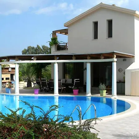 Tasos Vila *